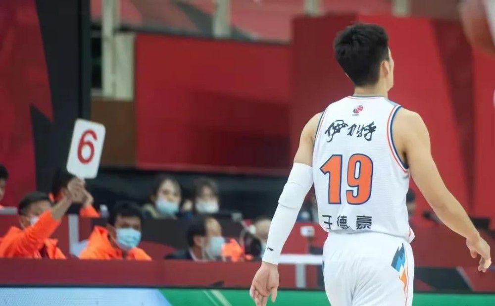 战报莫兰特复出34+8送压哨绝杀!灰熊24分神逆转鹈鹕NBA新赛季常规赛继续进行，孟菲斯灰熊队（7胜19负）翻盘终止连败。